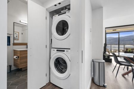 Luxury Fully Furnished Modern 1 Bed + Den (#1606) - Photo 4