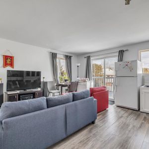 Grand 2 1/2 Lac St Charles semi meublé - Photo 2