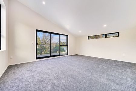 3.5 Bedroom + Double Garage + Parking Space - Photo 3