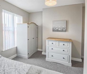 Room 6, 157 University Street, Belfast, BT7 1HR - Photo 3