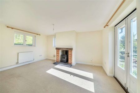 A two-bedroom cottage with driveway and garage in Oare village. - Photo 4