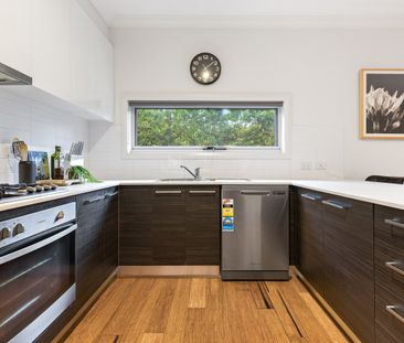 Stylish Three Bedroom Townhouse - Photo 6