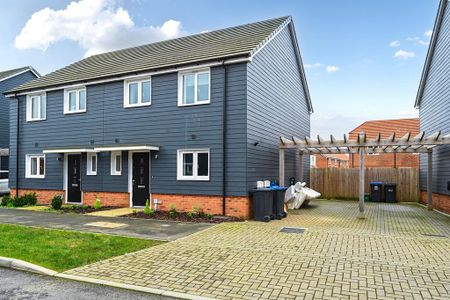 3 bedroom semi-detached house to rent - Photo 2