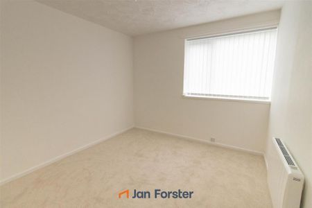 2 bedroom ground floor flat to rent - Photo 3