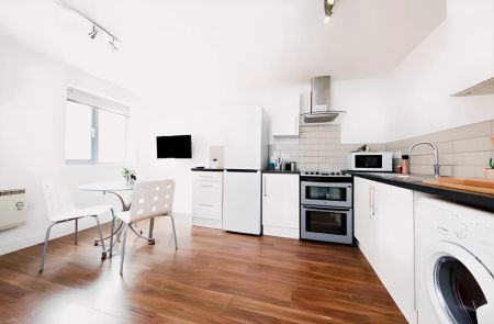 3 Bed Flat - Photo 5