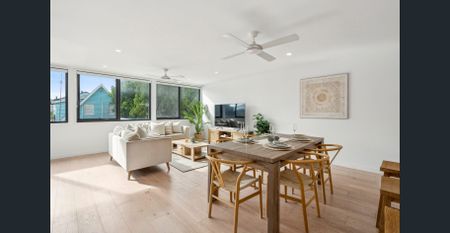 Villa including rooftop with 360 degree views and walking distance to the beach! - Photo 3