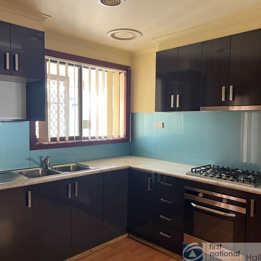 SPACIOUS THREE-BEDROOM UNIT IN PRIME LOCATION! - Photo 1
