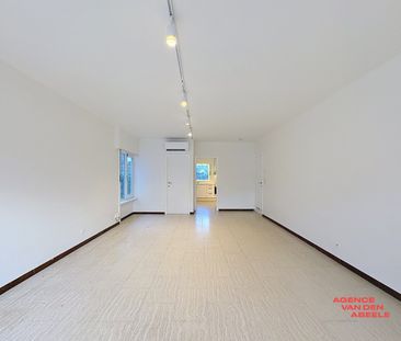 Gelijkvloers appartement met 2 slaapkamers, ruime garage en tuin - Foto 3