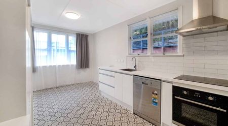 Beautifully renovated 3-bedroom family home. - Photo 3