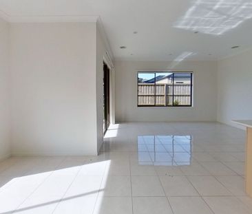 Exceptional Double Storey Home In Ideal Location ! - Photo 1