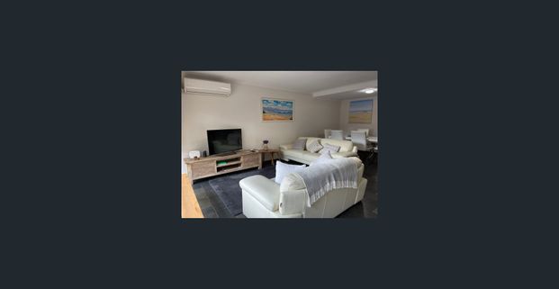 FULLY FURNISHED & Self Contained 3 Bedroom Townhouse - Photo 1