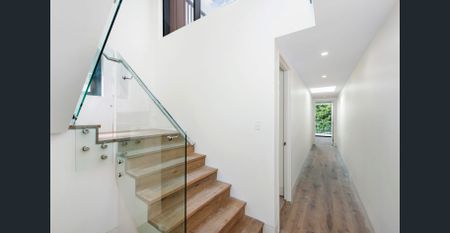 Sophisticated Luxury | 3 Bed Penthouse with Iconic Views (Access via Merlin St) - Photo 3