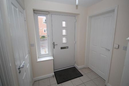 4 bedroom detached house to rent - Photo 2