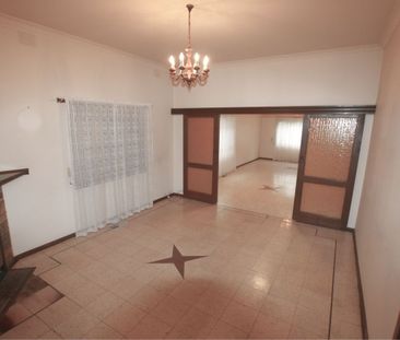 Perfect Family Home in a Prime Location - Opposite Parkland! - Photo 1