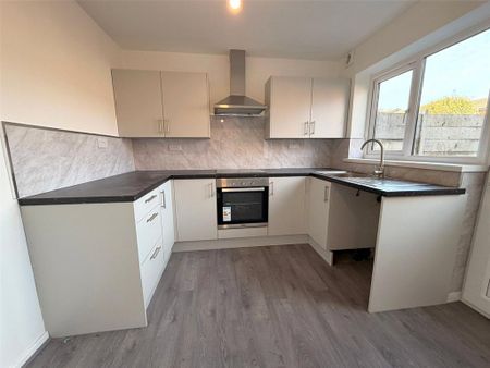 3 bedroom semi-detached house to rent - Photo 5