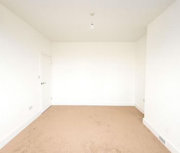 4 bedroom semi-detached house to rent - Photo 2