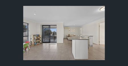 Spacious 4-Bedroom, 2-Living Gem with Solar - Photo 2