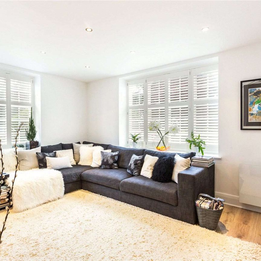 A stunning three bedroom ground floor apartment on Richmond Hill - Photo 1