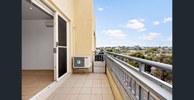 Bright and Light - Photo 1