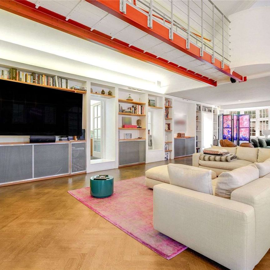 A unique and special three bedroom flat in Old Library Apartments. - Photo 1