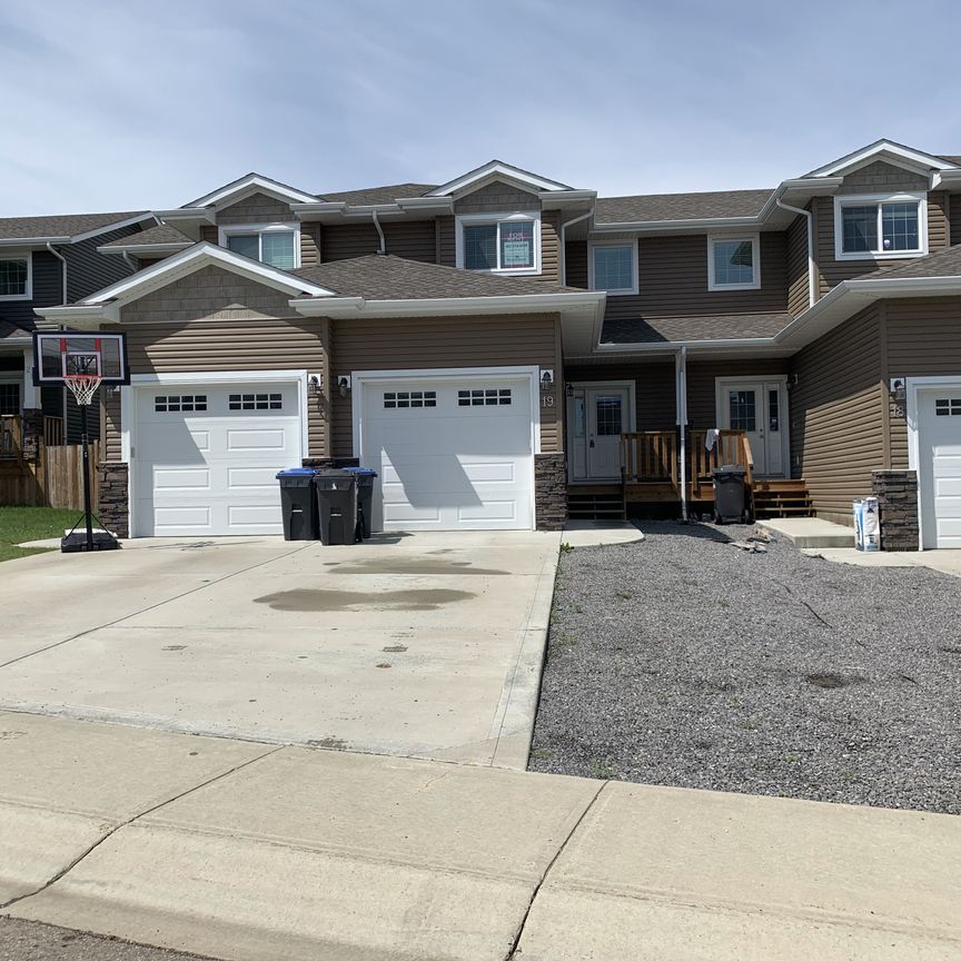 3 Bed Townhouse with Garage in Ryders Ridge - Sylvan Lake - Photo 1