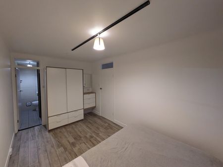 Modern Inner-City Living - Stylish Apartment in Prime West Perth Location - Photo 3