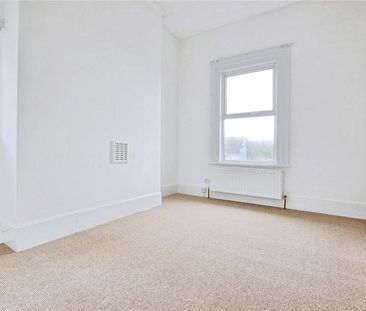 3 bedroom flat to rent - Photo 3