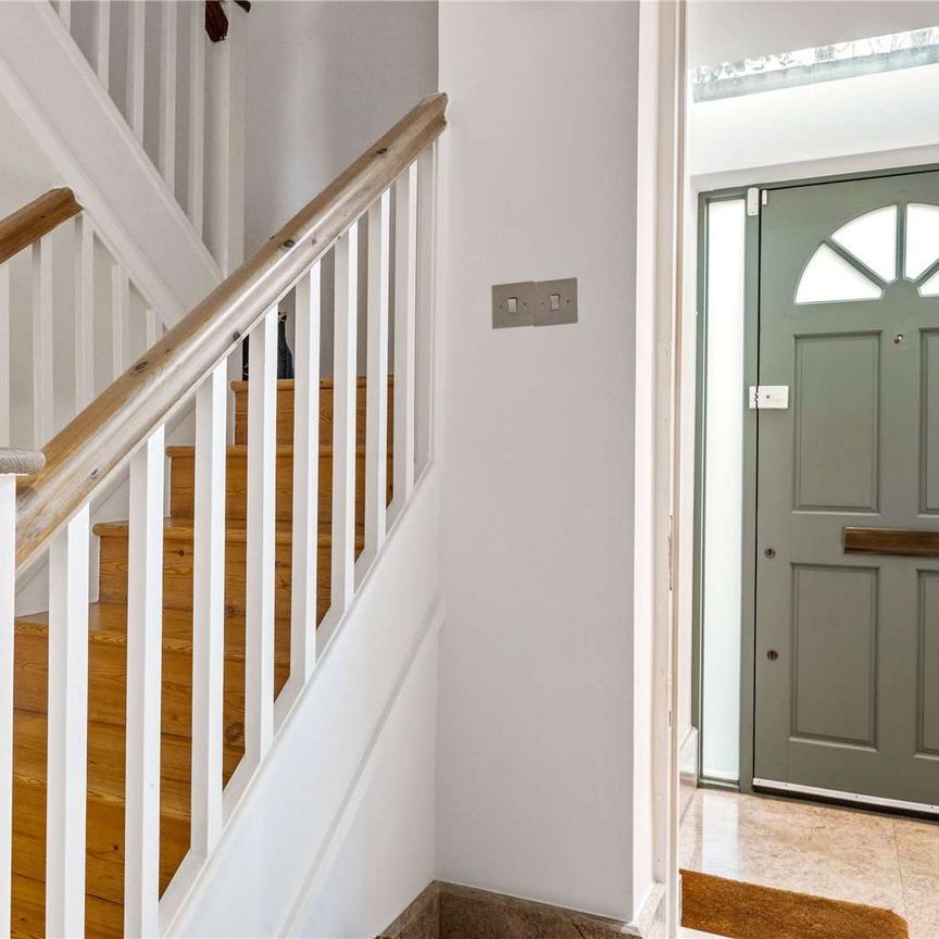 A stunning four bedroom, end of terrace home, set across three floors in a sought after Islington location. - Photo 1