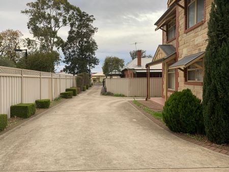 Lovely 3 Bedroom Townhouse in a Cosy Group of 3&excl; - Photo 4