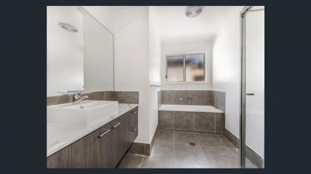 Family in Harmony - Photo 1