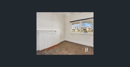 THREE BEDROOM CENTRALLY LOCATED COTTAGE - Photo 3