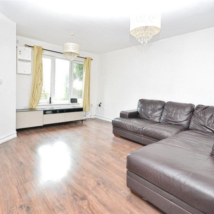 4 bedroom end of terrace house to rent - Photo 1