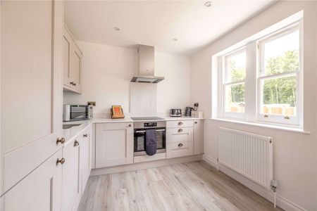 Beautifully presented one-bedroom apartment offering thoughtfully designed living space with a contemporary finish throughout. - Photo 3