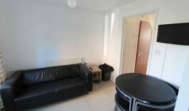 Spacious 3-Bed Student House with great Outdoor Area - Photo 1