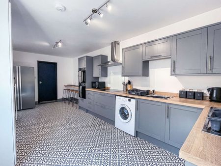 🌟 Ideal Location on Chantry Lane, Grimsby 🌟 Room 1 - En-Suite - Photo 2