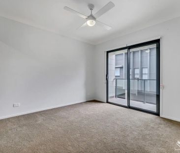 “SPACIOUS & STUNNING 4 BEDROOM TOWN HOME” - Photo 6