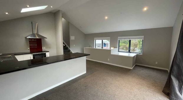 Sunny 3-Bedroom Townhouse in Sought-After Wadestown - Photo 1