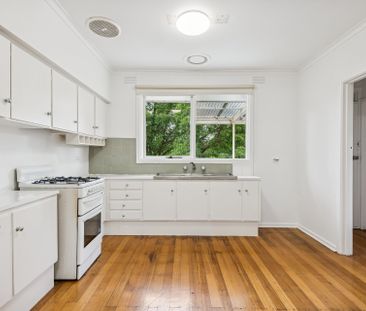 Freshly Painted Family Home in a Prime Doncaster East Location - Photo 2