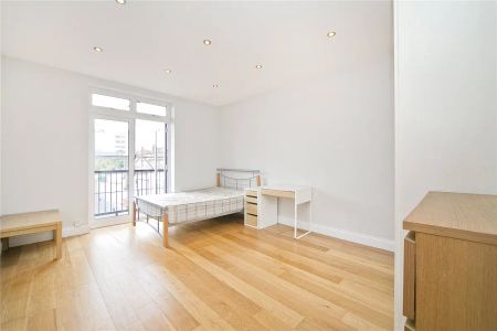 4 bedroom flat in London - Photo 4