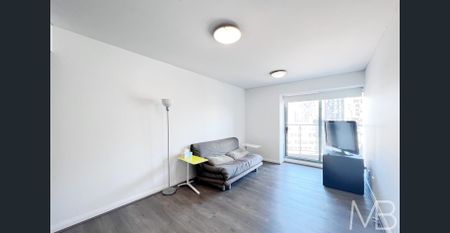 VIBRANT URBAN RETREAT IN THE HEART OF THE CITY - Photo 3