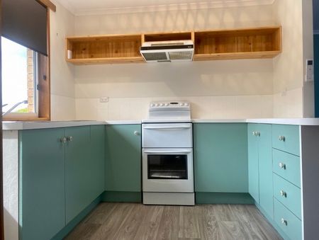 2 bedroom unit - Close to town - Photo 5