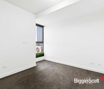 MODERN WELL MAINTAINED APARTMENT - Photo 3