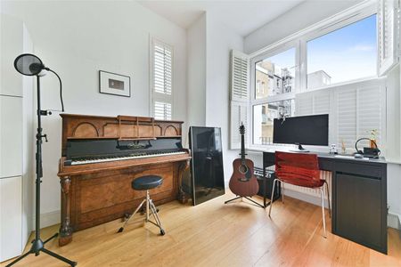 A well presented, recently refurbished two double bedroom house. This unique house offers generous living space over two floors ideally located for Clapham Junction. - Photo 2