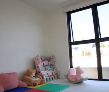 Immaculate 3 Bedroom, Office, 3 bathroom, 2 story town house - Photo 3