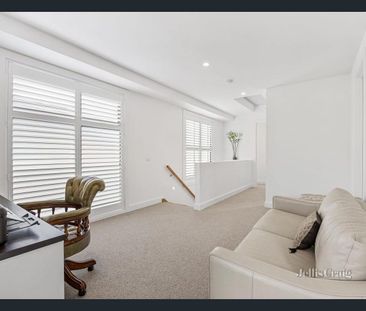 Designer Proportions in Seamless Location - Photo 4