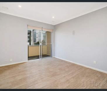 Renovated 2 Bedroom Apartment - Photo 4