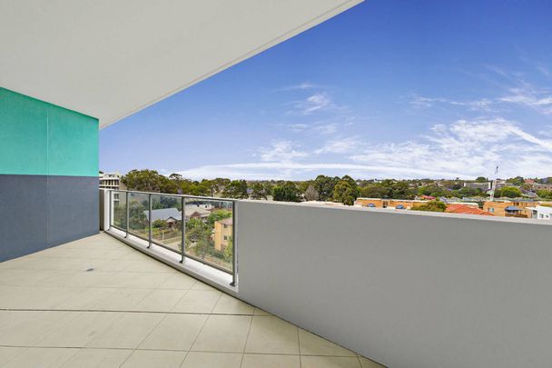 Light Filled Apartment - Photo 1