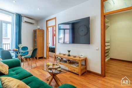 Eclectic 1-Bedroom Apartment with Balcony Near La Ramblas - Photo 3