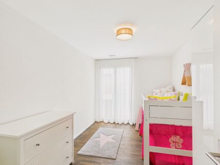 Grosszügige 5.5-Zimmer-Wohnung mit Terrasse in Ebmatingen, Kanton Zürich - Photo 5