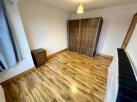 The Oval, Leeds - Photo 5